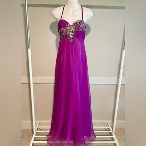 Gorgeous sequence maxi gown. With a heart shape busy line. Size 3/4